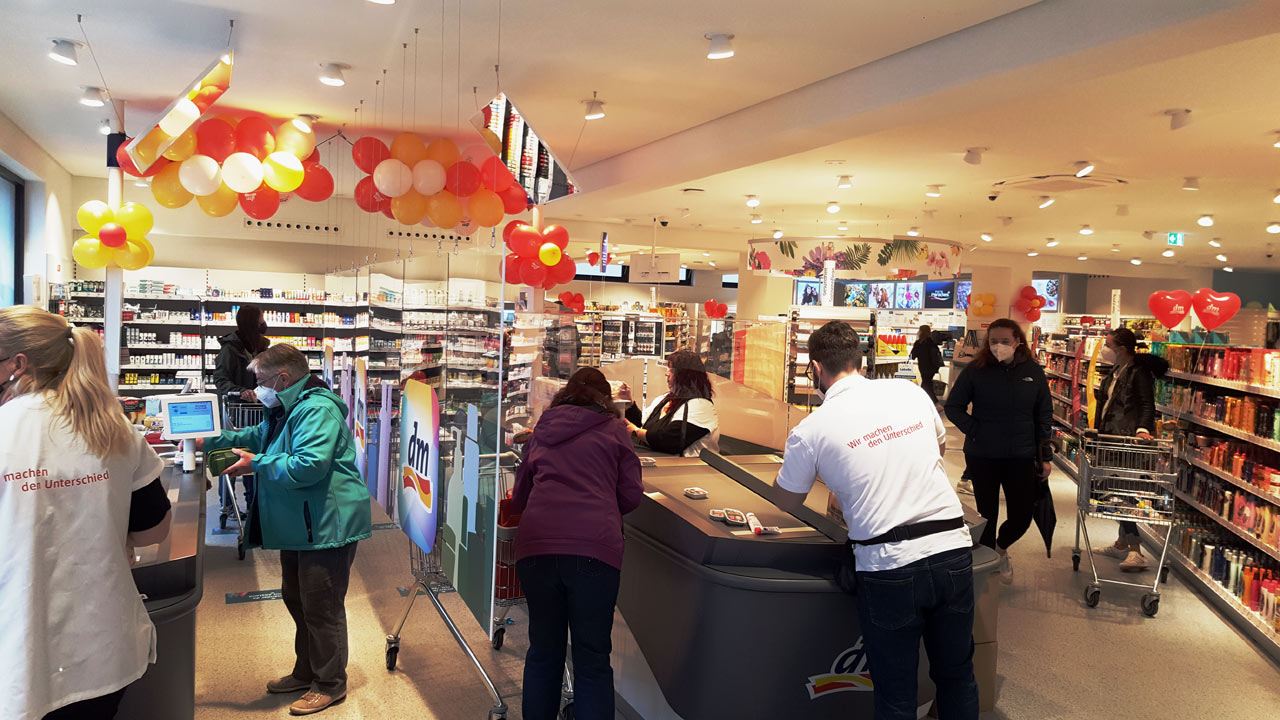 Erste Kunden im neuen dm-Drogeriemarkt im PEZ Einkaufszentrum